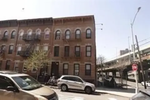 Semi-Detached 6-Unit Corner Building