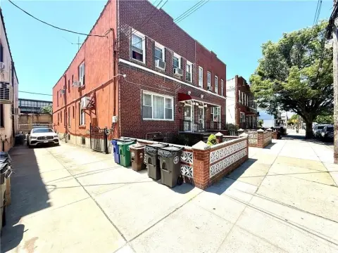 Semi-Detached 4-Unit Building