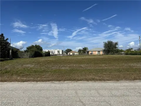 Oversized Three-Lot Site in Cape Coral
