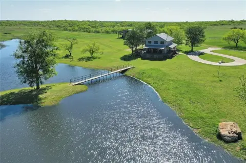 Texas Ranch with Barndominium and Lake