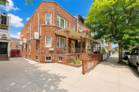 Semi-Attached Duplex on Oversized Lot