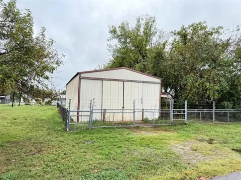 Flex Space with Dual-End Shop Access