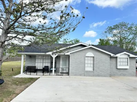Renovated Triplex in Highlands, Texas