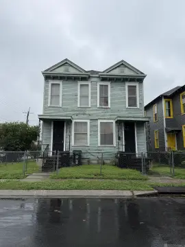 Duplex on Oversized Three-Lot Parcel