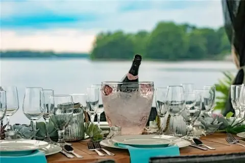 Lakefront Restaurant with Development Potential