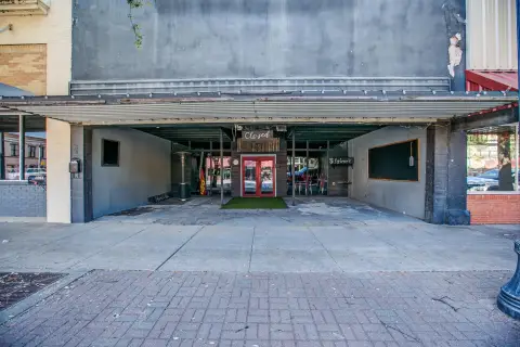 Restaurant Building With Storage