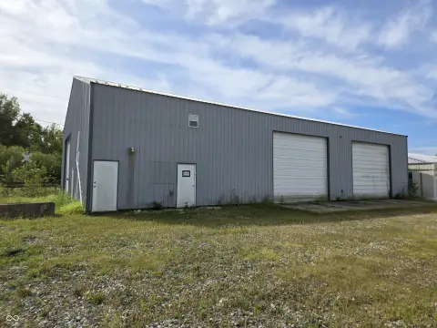 Warehouse with Multiple Overhead Doors