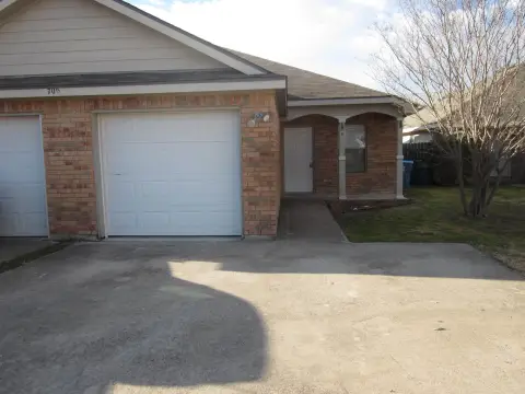 Duplex in Convenient Marble Falls Location