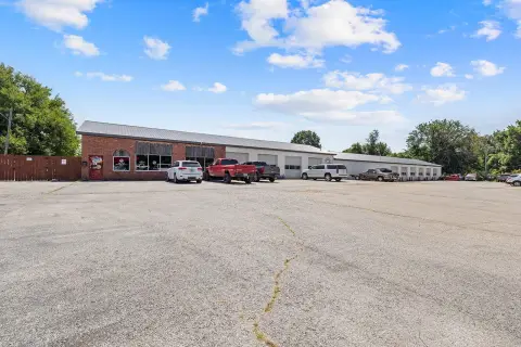 Highway-Oriented Auto Shop