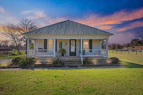 Combine Farmhouse with Horse Amenities