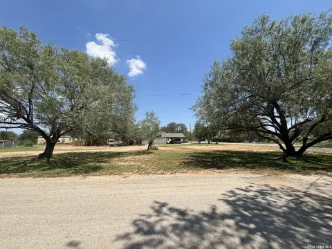 Residential Land in Devine, TX