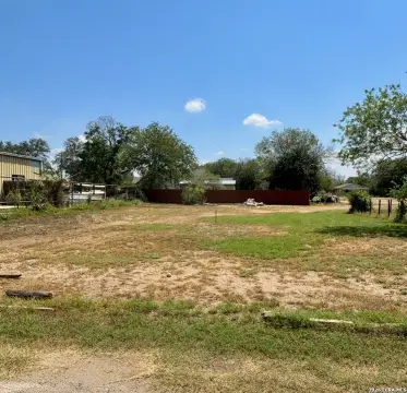Residential Land in Devine, TX