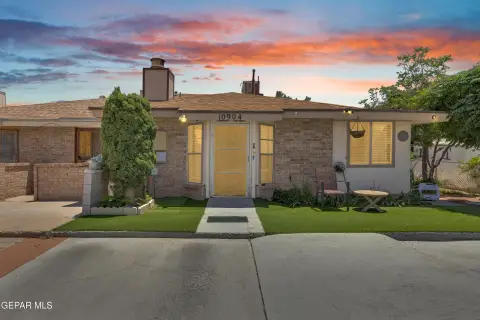 Single-Story Duplex with Private Backyard