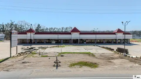 Retail End Cap with Drive-Thru