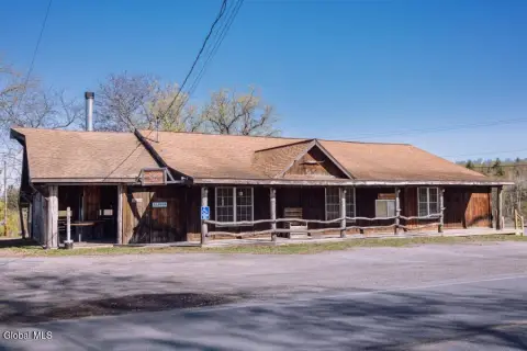 Versatile Commercial Venue in Sprakers