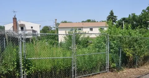 Residential Land in Rosedale, NY