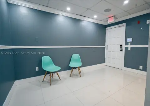 Flexible-Layout Office Unit