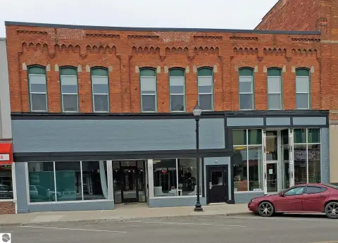 Renovated Storefront Suite with Private Bath