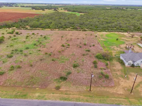 Residential Land in Floresville, TX