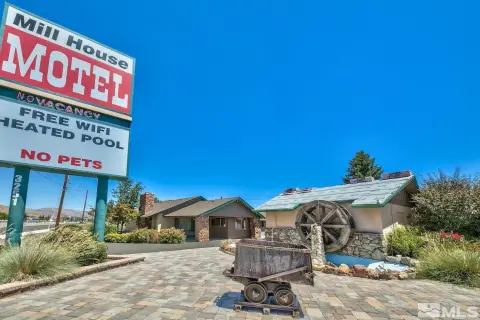 Motel with Outdoor Pool