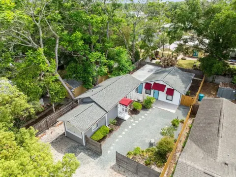 Colonial Town Duplex With Fenced Courtyard