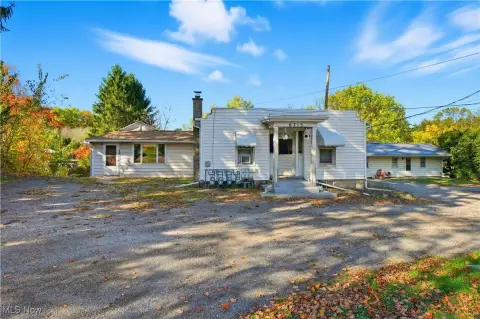 6-Unit Apartment Building