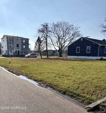 Residential Corner Lot in Toms