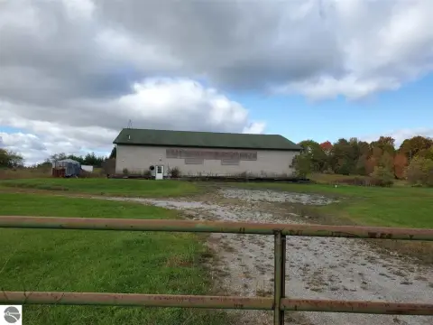 Spacious Commercial Building on M-65