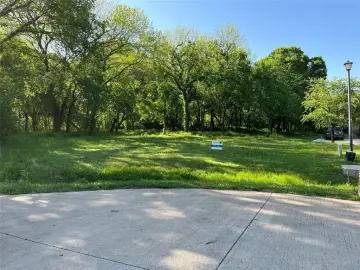 Grand Prairie Acreage in Lake Ridge