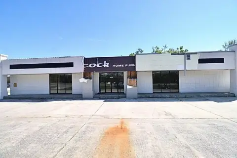 Lake Park Retail Space Available