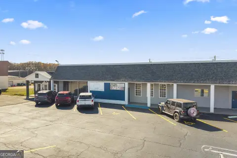 Versatile Commercial Space in Lavonia