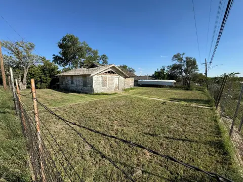 Versatile Amarillo Property on River Road
