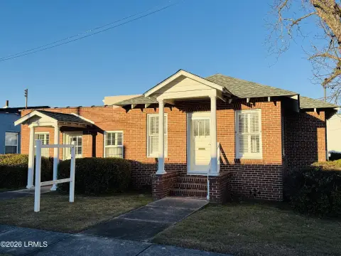 Commercial Building on Corner Lot