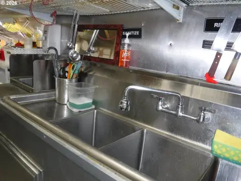 Restaurant with Private Parking