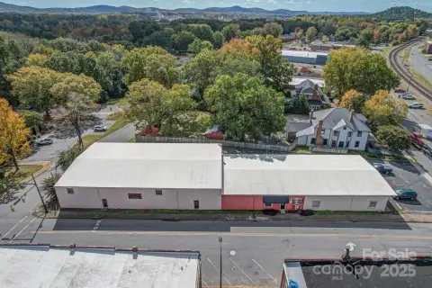 Versatile Commercial Building in Downtown