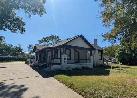 Restaurant Building on Commercial Land