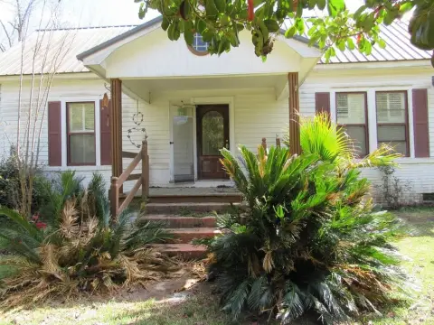 Farmhouse on Peaceful Acres