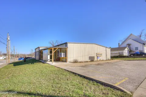 Carthage Commercial Building with Parking