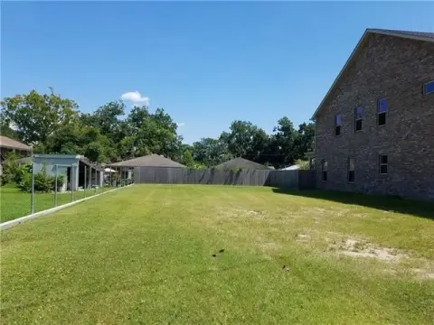 Residential Land in River Ridge