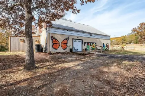 Restaurant and Bar Near Lake