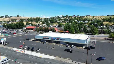Freestanding Retail Building with Showrooms