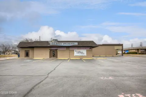 Versatile Commercial Building on Route 66
