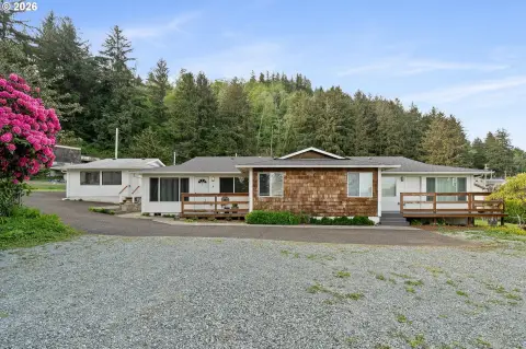 Updated Duplex in Coastal Garibaldi