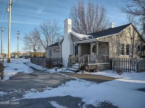 Joplin Commercial Property with Versatility