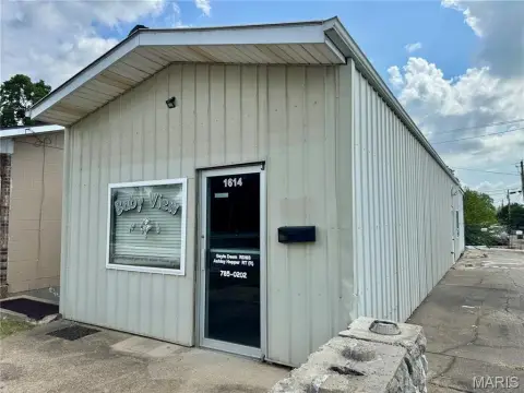 Two-Entrance Retail Space