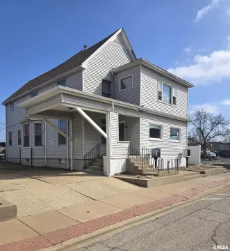 Updated Commercial Property in Pekin