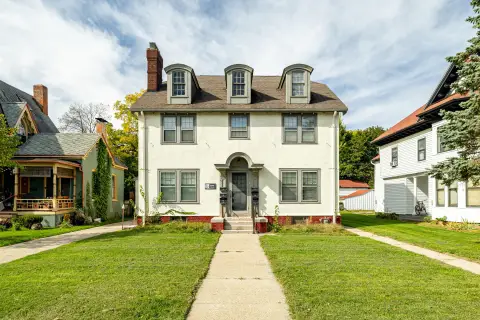6-Unit Apartment Building