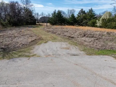 Residential Land in Tecumseh, OK