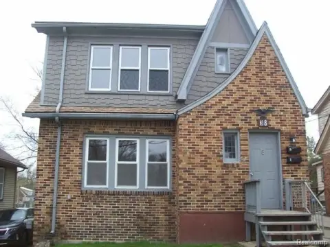 Pontiac Multi-Family Colonial Building