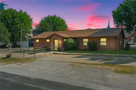 Brick Office Building with Flexible Layout